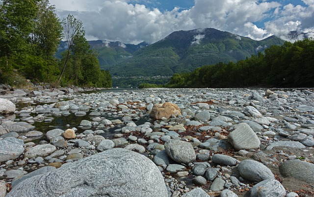 kamienie rzeczne w naturalnym świetle spokojna regeneracja