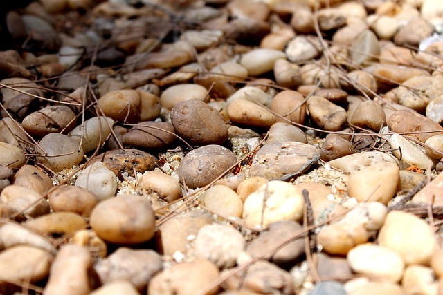 kamienie rzeczne naturalna faktura spokoj minimalizm